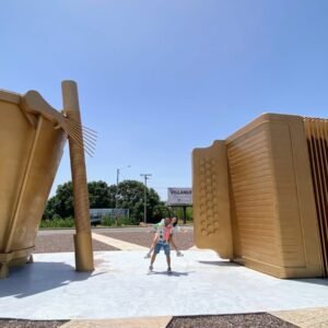 Turistas en una ruta vallenata frente al Monumento de la Identidad Folclórica y Cultural Villanuevera, en Villanueva, La Guajira