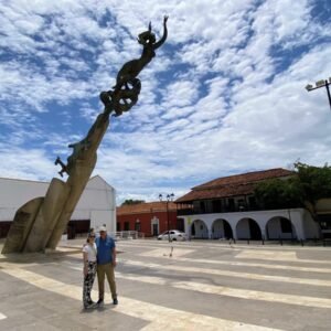 Turistas frente al Monumento de la Revolución en Marcha durante un City Tour Panorámico en Valledupar