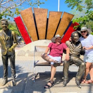Turistas frente a las estatuas de Diomedes Díaz y Martín Elías durante un City Tour en Valledupar