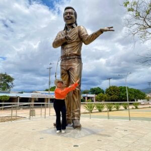 Estatua de Diomedes Díaz durante la Ruta del Cacique en el territorio vallenato