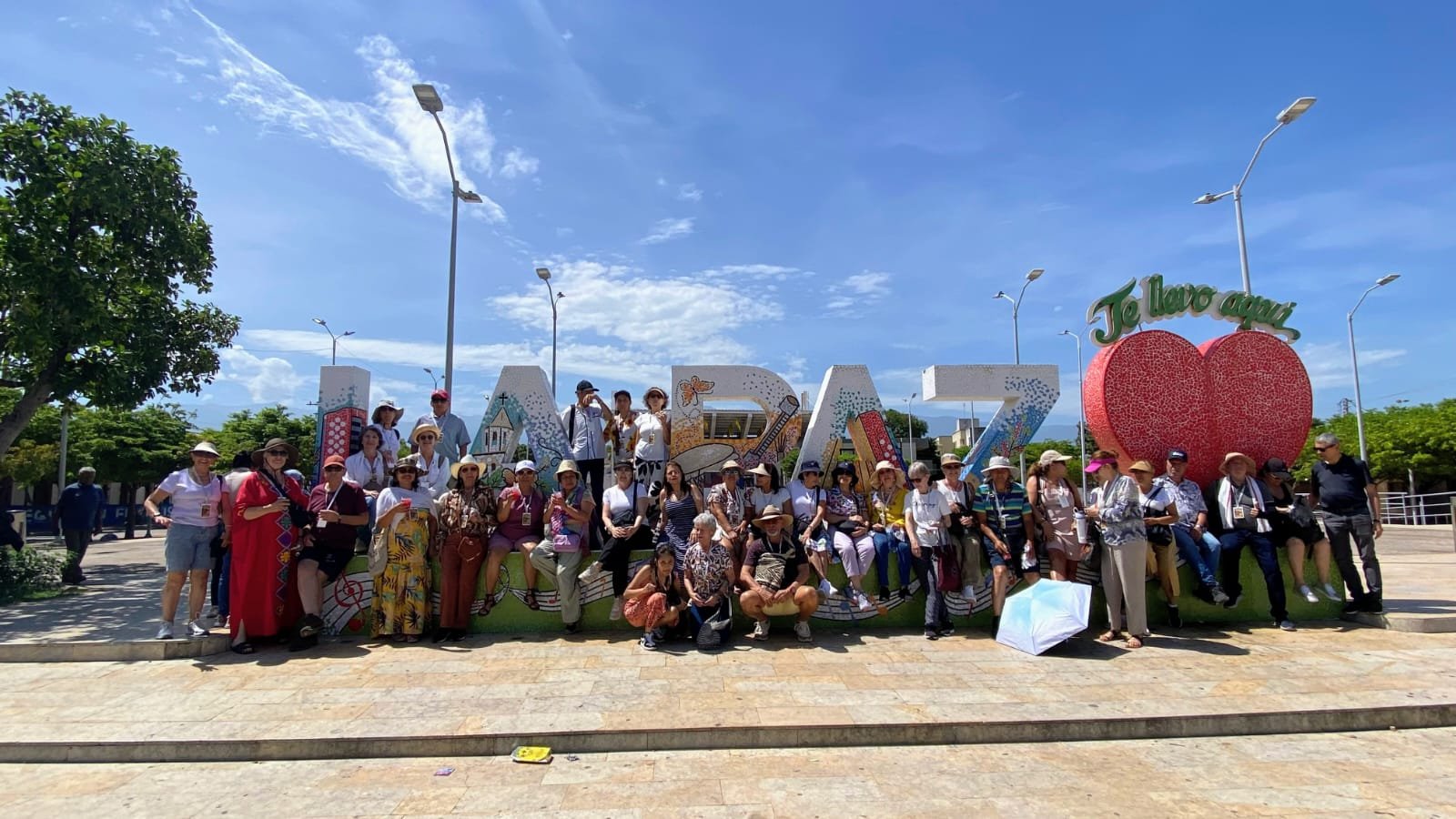 Experiencia de viajeros – Ruta Vallenata Grupo de viajeros disfrutando una experiencia cultural en la Ruta Vallenata