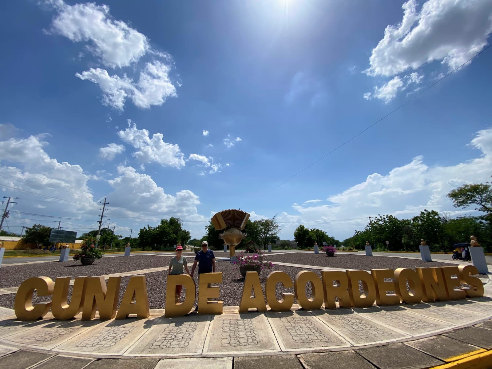 Turistas frente a las letras Cuna de Acordeones en Villanueva, La Guajira