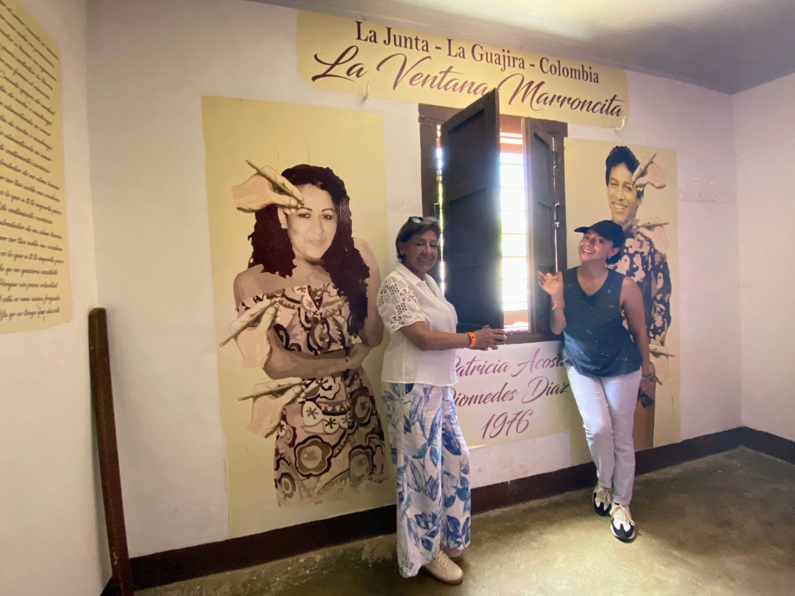 Turistas en La Ventana Marroncita en La Junta, La Guajira