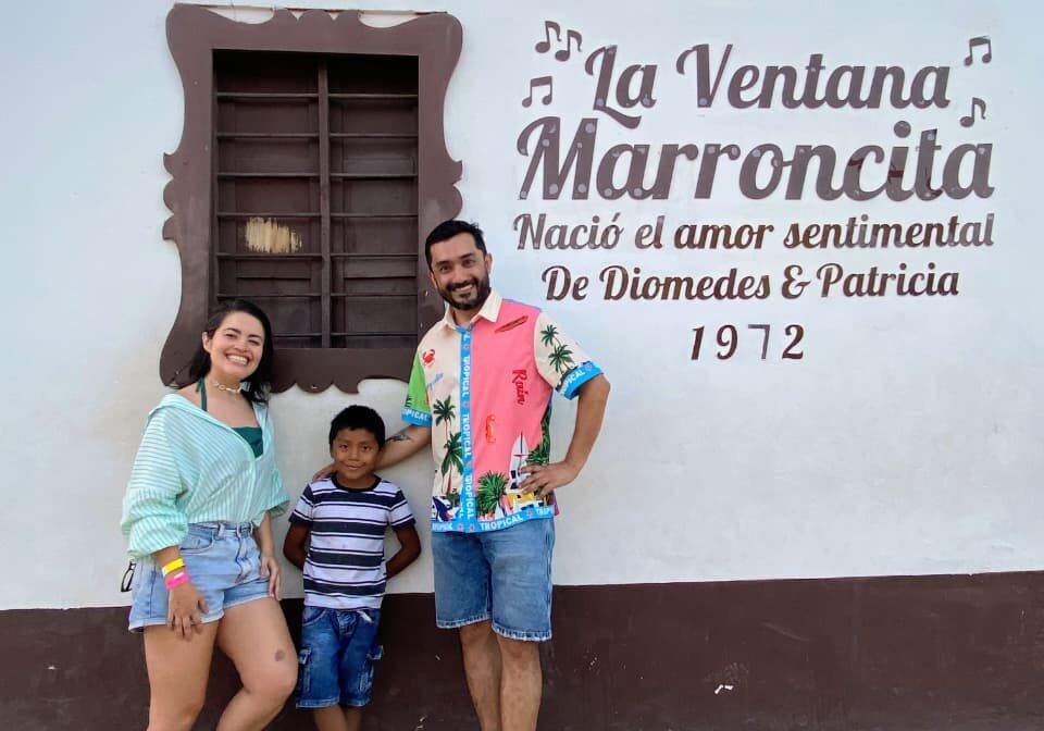 Turistas en una ruta del territorio vallenato frente a La Ventana Marroncita en La Junta, La Guajira