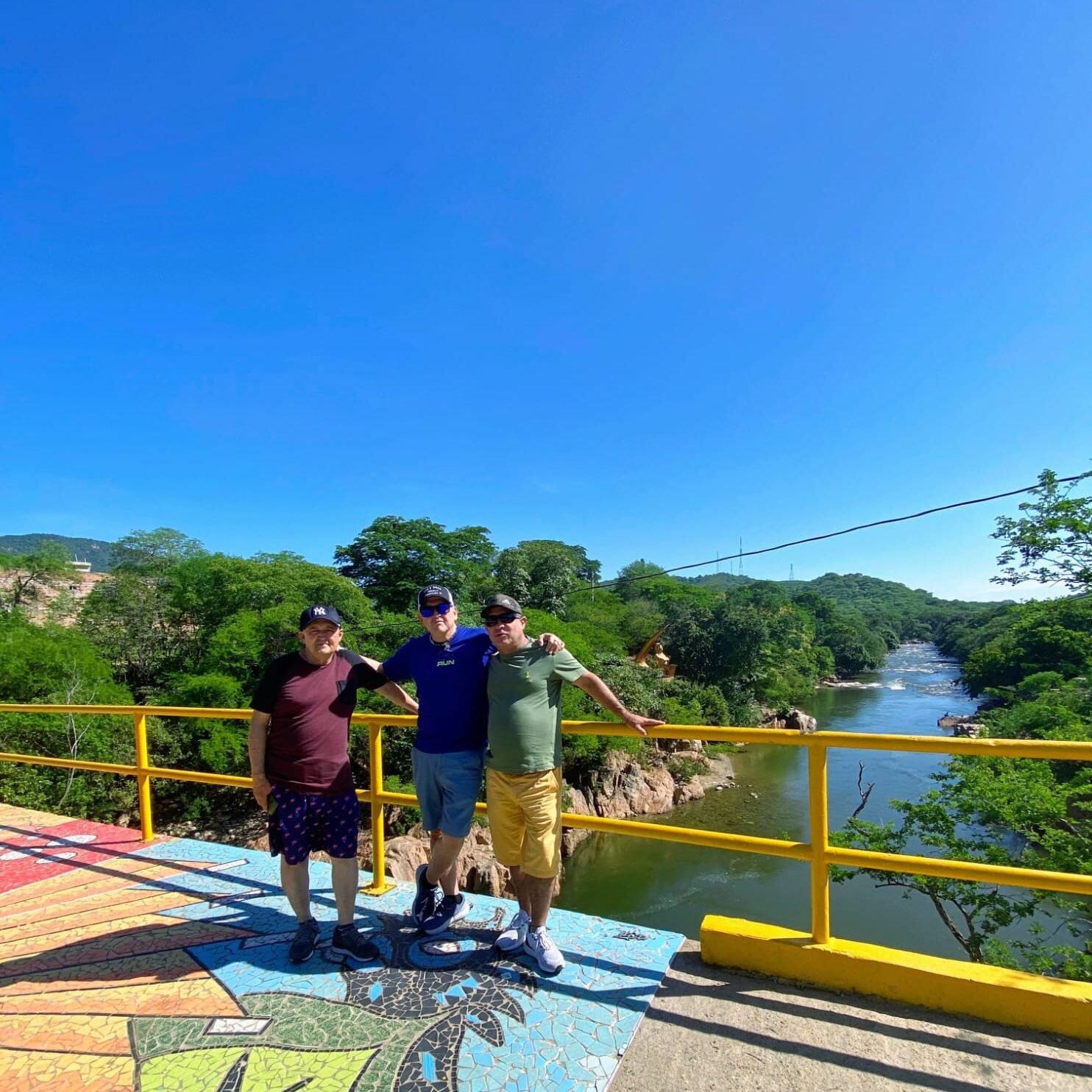 Tres turistas disfrutando del paisaje del Río Guatapurí en Valledupar