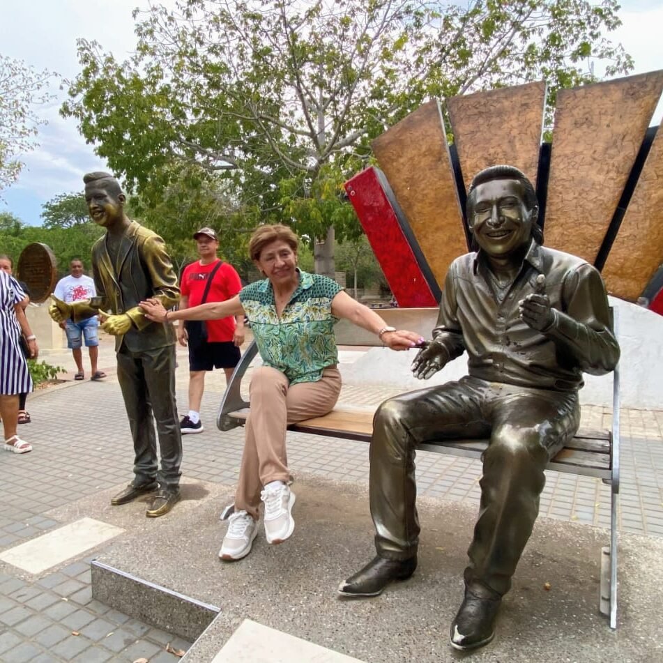 Turistas junto a la estatua de Diomedes Díaz, el Cacique de La Junta en Valledupar