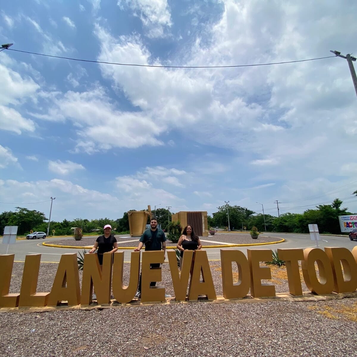 Turistas junto a las letras de Villanueva de Todos en el territorio vallenato